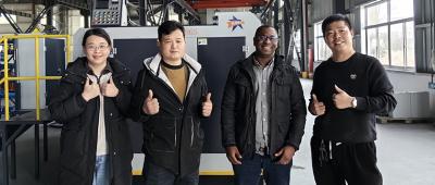 Asiakkaat vierailevat Waxing tehtaalla